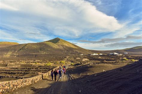 senderismo en lanzarote rutas|Los 10 mejores senderos y rutas para hacer senderismo en。